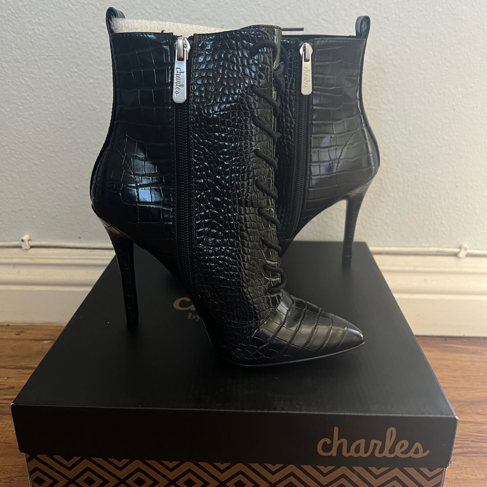 Charlies Black Heeled Boots with Sleek Design